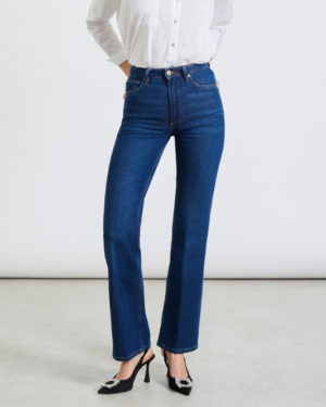 Reiko Pernille Jeans V-354, basique esprit vintage à la coupe flare, allure 70's, taille haute, 67% coton, 21% coton recyclé, 11% polyester recyclé, 1% élasthanne