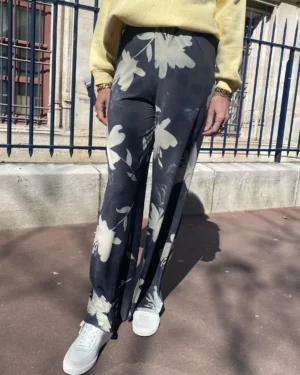 Marais Paris Pamella Pantalon Rose Nuit, pantalon noir à motif fleurs blanches, Le Comptoir Rouen Le Havre