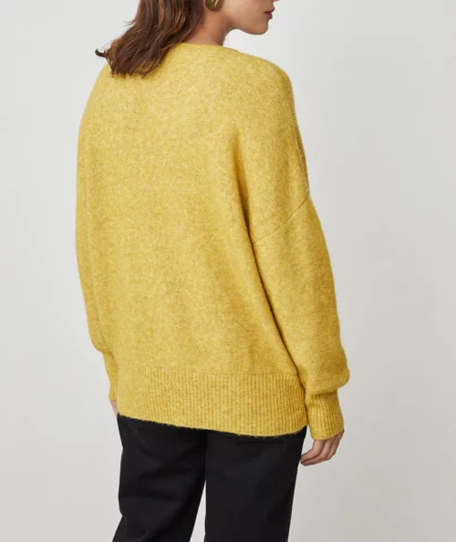 Pull pour femme MICKA marque Harris Wilson couleur jaune ambre, pull col v, tricoté en côtes, volume droit, longueur mi-fesse, en maille duveteuse et légère composée de laine et d'alpaga
