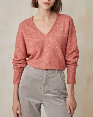 Pull pour femme MICKA marque Harris Wilson couleur rose argile, pull col v, tricoté en côtes, volume droit, longueur mi-fesse, en maille duveteuse et légère composée de laine et d'alpaga