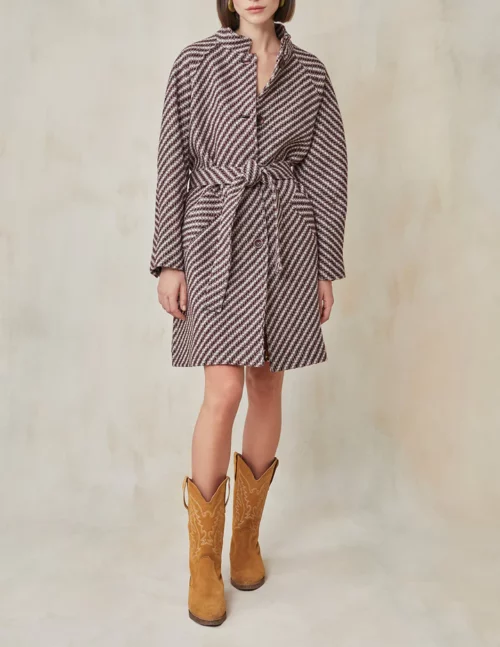 Manteau droit à rayures pour femme 100% laine Austin Harris Wilson couleur ray vigne à découvrir sur notre site et dans nos magasins à Rouen et Le Havre.