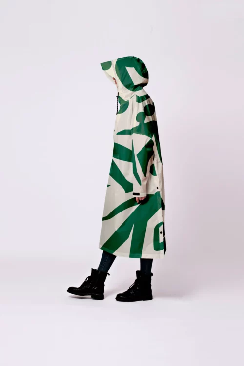 Poncho de pluie déperlant Rainkiss pour femme vert à motifs à découvrir sur notre site et dans nos magasins Le Comptoir à Rouen et Le Havre.