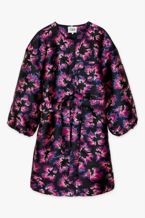 Robe courte de soirée noire à motifs roses, manches bouffantes de la marque CKS à découvrir sur notre site et dans nos magasins Le Comptoir.