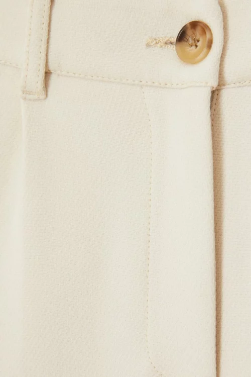 Pantalon élégant large, long, taille haute blanc RODA de la marque CKS à découvrir sur notre site et dans nos magasins Le Comptoir à Rouen et Le Havre.