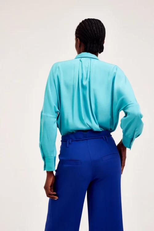 Chemisier blouse satiné bleu vif pour femme WAZNA de la marque CKS à découvrir sur notre site et dans nos magasins Le Comptoir à Rouen et Le Havre.