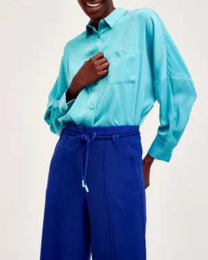 Chemisier blouse satiné bleu vif pour femme WAZNA de la marque CKS à découvrir sur notre site et dans nos magasins Le Comptoir à Rouen et Le Havre.