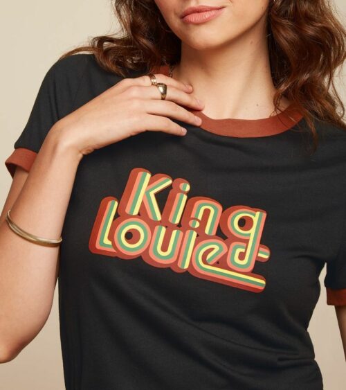 KING LOUIE LOGO T-Shirt Noir avec inscription king louie sur le devant manches courtes en jersey extensible en tencel et coton biologique le comptoir magasin de vêtements pour femmes à rouen et le havre