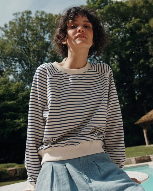 Femme portant le Sweat à rayures ample pour femme BAYLOR Emile et Ida, manches longues, associée à un pantalon en toile bleu clair.