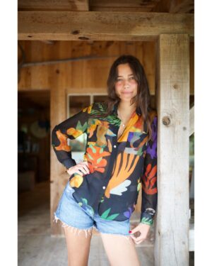 Femme portant la chemise G.KERO NERO FRUTAD en coton et soie, imprimé abstrait coloré, idéale pour un style audacieux.