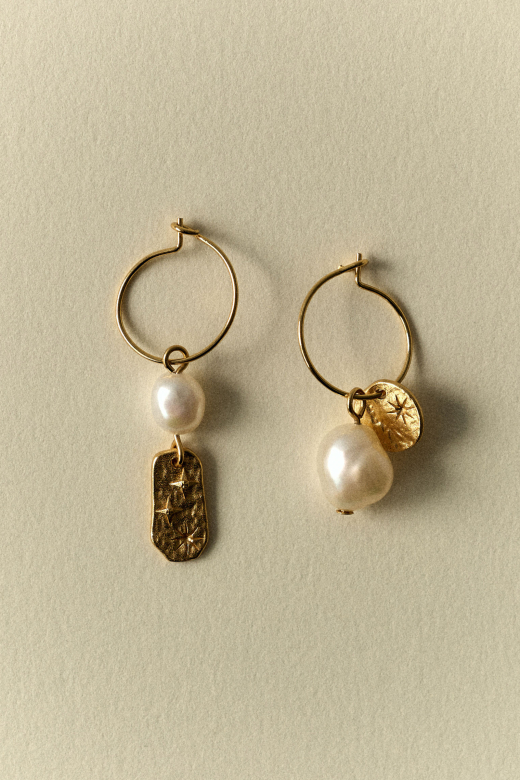 Créoles Sessùn SOREN PEARL en doré, ornées de perles délicates, accessoire chic et féminin.