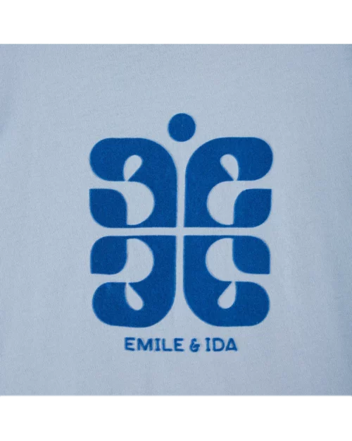 Détail de l'imprimé bleu sur un t-shirt bleu ciel en coton bio de la marque Emile et Ida.