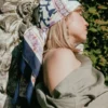 Foulard.Carré.Motif lilas, bleu marine,vieux rose.Fond blanc.Coton. MAISON LECOMTE FLAMENT Foulard Marie Antoinette Lilas Coton.Bandana.Echarpe.100x100 cm.
