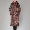 Poncho Rainkiss. Poncho de pluie. Vêtement imperméable. Vu porté. Couleur marron. Motif léopard. RAINKISS Poncho léopard foncé.