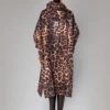 Poncho de pluie. Vu de dos. Couleur marron. Motif léopard. Poncho imperméable. Vêtement de pluie. RAINKISS Poncho de pluie Léopard foncé.