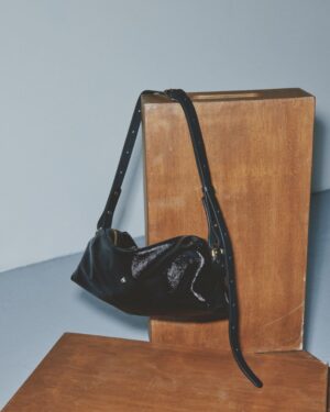 Sac souple. Bijouterie dorée. Fabriqué en Tunisie. Fermeture avec zip. Anse réglable. Cuir de vachette. Sac Herbert. HRBERT LE SOHNA CRISPY Sac noir.