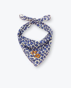 Foulard bleu pour femme imprimé léopard avec logo A.P. 100% coton. Fabriqué en Inde. Référence H25AF02 Arsène et les Pipelettes.