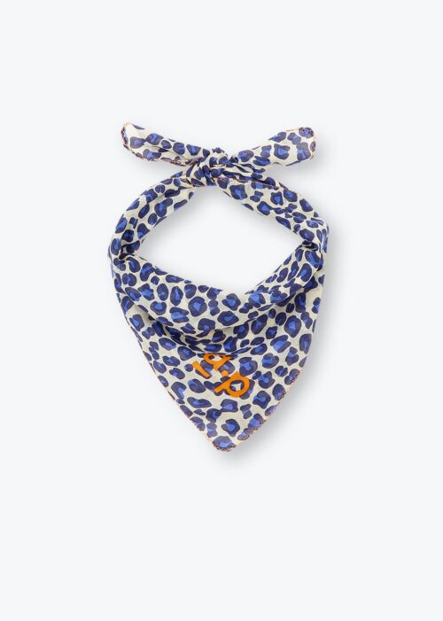 Foulard bleu pour femme imprimé léopard avec logo A.P. 100% coton. Fabriqué en Inde. Référence H25AF02 Arsène et les Pipelettes.