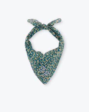 Foulard vert pour femme imprimé léopard avec logo A.P. 100% coton. Fabriqué en Inde. Référence H25AF02 Arsène et les Pipelettes.