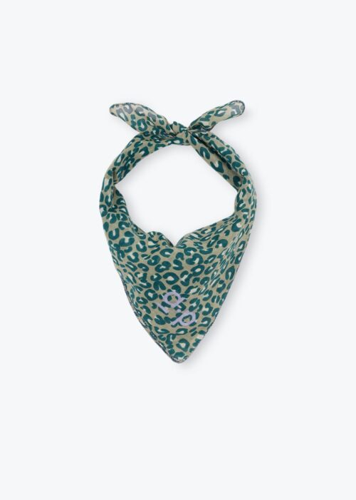Foulard vert pour femme imprimé léopard avec logo A.P. 100% coton. Fabriqué en Inde. Référence H25AF02 Arsène et les Pipelettes.