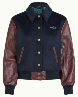 55% polyester 45% viscose. Veste style baseball. Couleur bleu nuit et bordeaux. Manches bordeaux brillantes. Fermeture par boutons pression. Bas et poignets côtelés. Col chemise. Ecusson brodé. KING LOUIE BILLIE Baseball Blouson Shine Bordeaux Red.