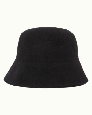 92% laine, 8% nylon. Chapeau cloche. Couleur noire. Forme arondie. Bords tombants. Tissu feutré. KING LOUIE Chapeau Cloche Black.