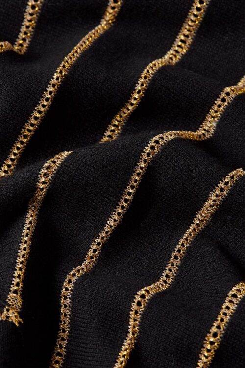 Zoom sur le tissu. Top king louie. Chevron doré ajouré. Couluer noir. Top Noir. Col rond. Manches longues. Détails graphiques. KING LOUIE Joy top plume black.