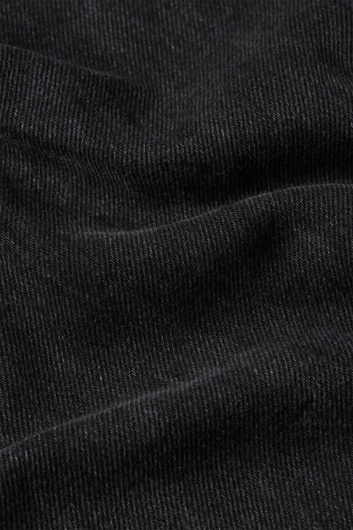 KING LOUIE PEPPA Jean Rock Denim Black. Jean noir. 100% coton bio. Coupe Large. Zoom sur le tissu. Tissu souple. Denim uni. Coupe large et évasé.
