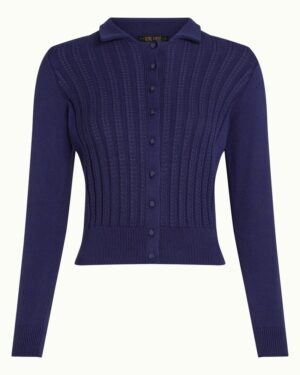 Cardigan King Louie. Maille fine bleue. Motif ajouré. Col chemisier tricoté. Boutons recouverts ton sur ton. Finitions bord-côtes à la taille et aux poignets. KING LOUIE SOFIE CARDIGAN CARMI RHODONITE BLUE.
