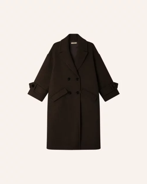 Vu à plat. Manteau Sessun. Manteau en laine. Couleur lichen. Matières laine et polyamide. Emmanchures basses. Poches larges. Pattes boutonnées. Revers de col large. Fermeture boutonnée. Manteau en laine. Le Comptoir. Sessun Mia Lichen.