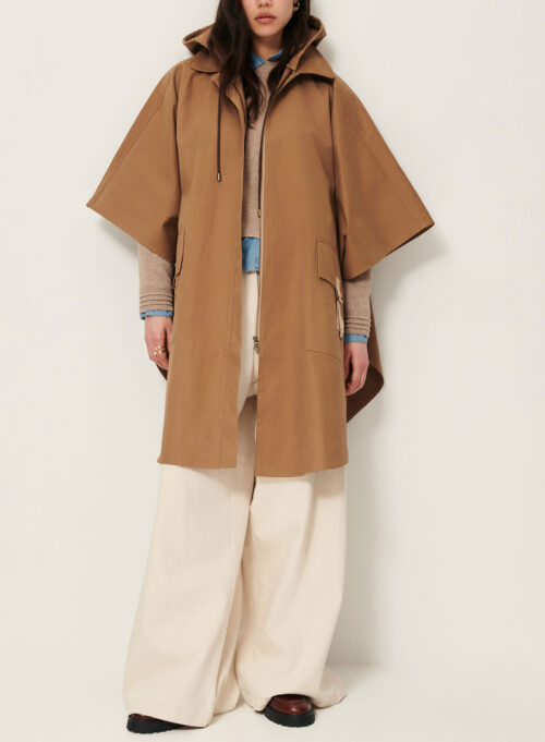 total look Cape oversize avec capuche amovible en sergé de coton brossé effet velours. Poches plaquées avec rabats, fermées par un lien en coton beige ecru en coton ton sur ton. manteau cape sessun castelwick alpaga beige camel