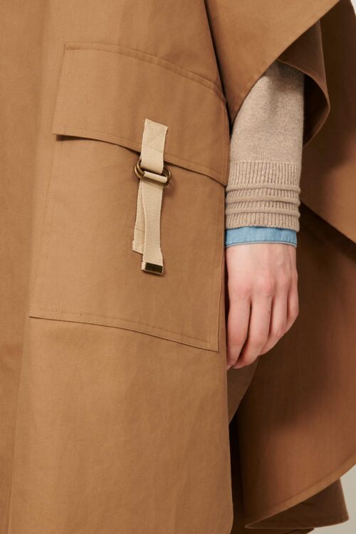 détail poche Cape oversize avec capuche amovible en sergé de coton brossé effet velours. Poches plaquées avec rabats avec lien, manteau cape sessun castelwick alpaga beige camel