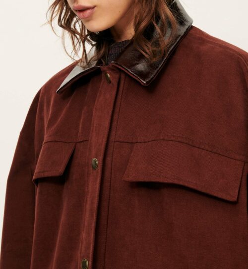 détail col Veste de travail en sergé de coton doux avec finition velours, tissée en Italie. Col et poches plaquées à rabat en cuir contrasté. Boutons pression. 100% Coton veste sessun catskill mahogany bordeaux rouille foncé