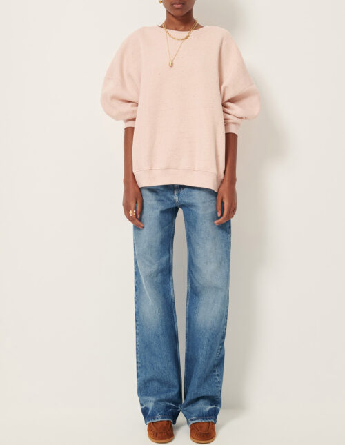 Tenue avec pull oversize pour femme en molleton chiné boutonné, fabriqué au Portugal. 74% coton biologique certifié OCS, 13% polyester recyclé certifié RCS, 8% modal, 5% lin. Référence CHEBBI Ballerina Sessùn. rose clair, rose poudré clair