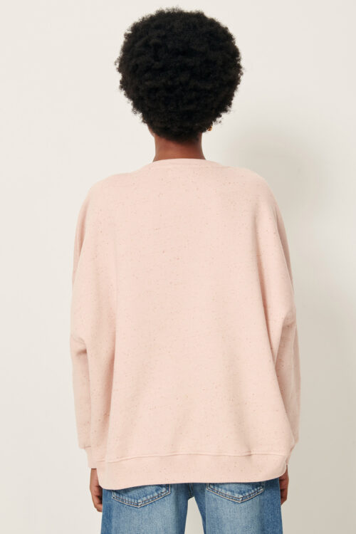 Dos du pull oversize pour femme en molleton chiné boutonné, fabriqué au Portugal. 74% coton biologique certifié OCS, 13% polyester recyclé certifié RCS, 8% modal, 5% lin. Référence CHEBBI Ballerina Sessùn. rose clair, rose poudré clair