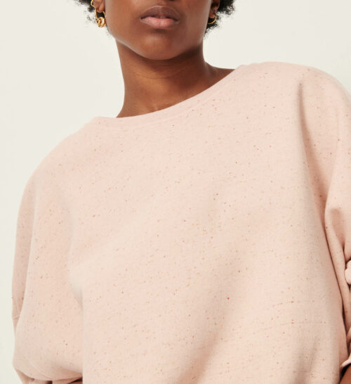 Détail col pull oversize pour femme en molleton chiné boutonné, fabriqué au Portugal. 74% coton biologique certifié OCS, 13% polyester recyclé certifié RCS, 8% modal, 5% lin. Référence CHEBBI Ballerina Sessùn. rose clair, rose poudré clair