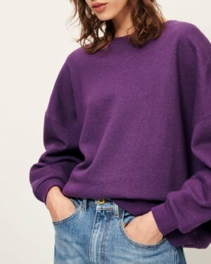 Pull oversize pour femme en molleton chiné boutonné, fabriqué au Portugal. 74% coton biologique certifié OCS, 13% polyester recyclé certifié RCS, 8% modal, 5% lin. Référence CHEBBI Majesty Sessùn. violet