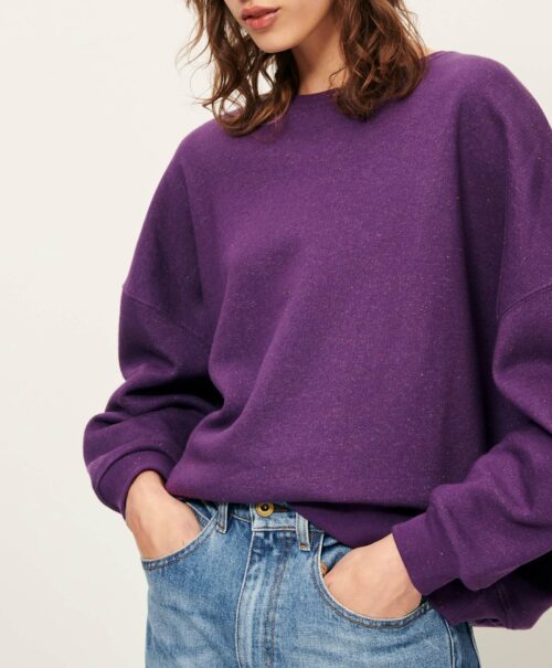 Pull oversize pour femme en molleton chiné boutonné, fabriqué au Portugal. 74% coton biologique certifié OCS, 13% polyester recyclé certifié RCS, 8% modal, 5% lin. Référence CHEBBI Majesty Sessùn. violet