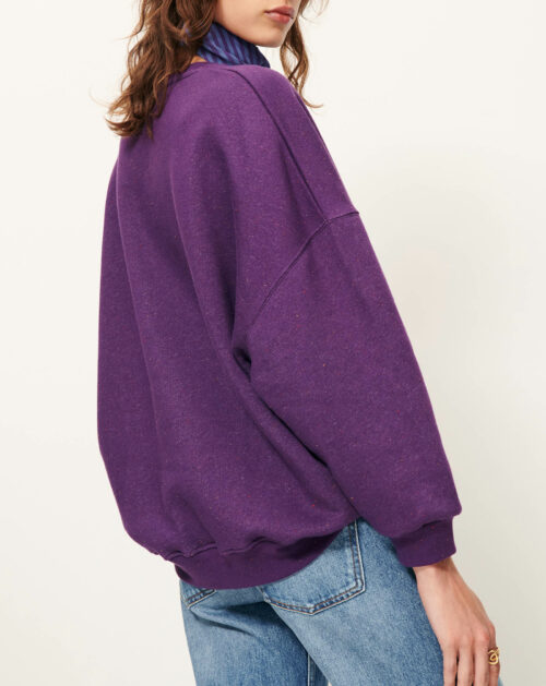 Côté du pull oversize pour femme en molleton chiné boutonné, fabriqué au Portugal. 74% coton biologique certifié OCS, 13% polyester recyclé certifié RCS, 8% modal, 5% lin. Référence CHEBBI Majesty Sessùn. violet