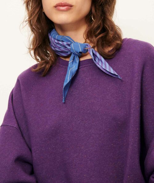 Détail du pull oversize pour femme en molleton chiné boutonné, fabriqué au Portugal. 74% coton biologique certifié OCS, 13% polyester recyclé certifié RCS, 8% modal, 5% lin. Référence CHEBBI Majesty Sessùn. violet