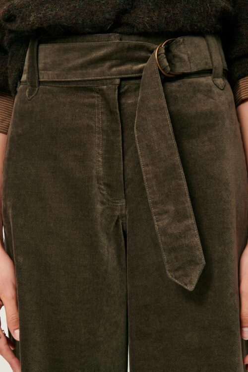détail devant Pantalon large en sergé avec velours à poils courts et effet moiré. Ceinture en tissu assortie réglable et amovible avec boucles d'inspiration militaire. Coton biologique pantalon darm sessun lichen vert foncé kaki tabac