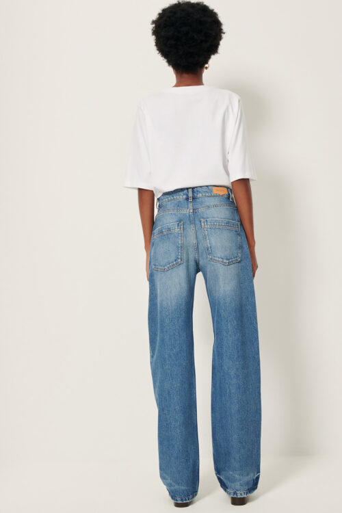 dos détail bouton Jean droit long coupe décontractée en denim stonewashed à l'effet authentique. Taille moyenne. Large jacron de cuir exclusif Sessùn. 100% coton biologique certifié GOTS jean sessun denimi stoneblue