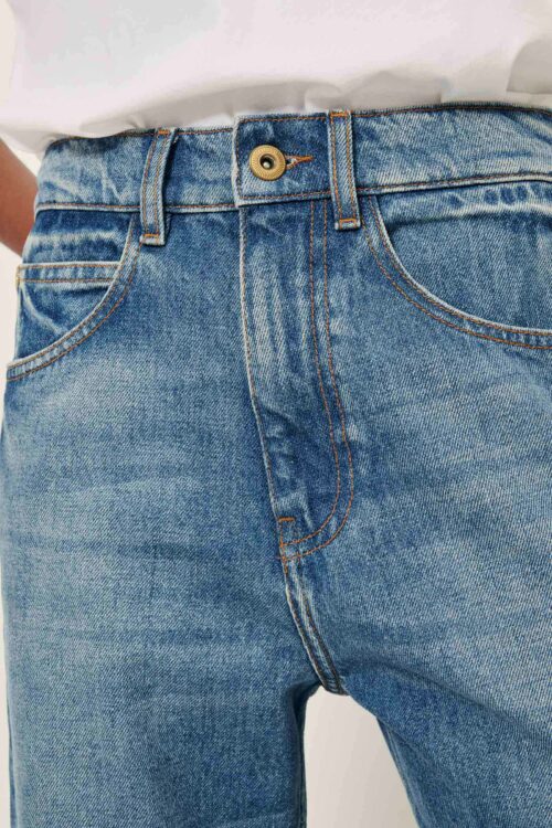 détail bouton Jean droit coupe décontractée en denim stonewashed à l'effet authentique. Taille moyenne et longueur importante. Large jacron de cuir exclusif Sessùn. 100% coton biologique certifié GOTS jean sessun denimi stoneblue