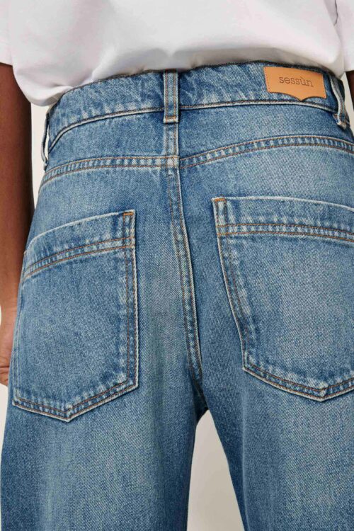 poches arrières Jean droit à la coupe décontractée en denim stonewashed à l'effet authentique. Taille moyenne et longueur importante. Large jacron de cuir exclusif Sessùn. 100% coton biologique certifié GOTS jean sessun denimi stoneblue