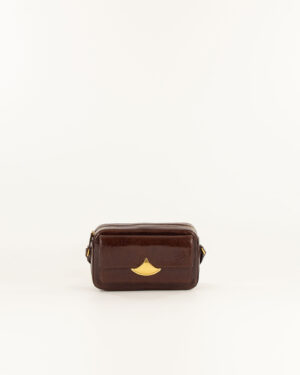 Sacoche zippée cuir glacé brillant vinyle pour appareil photo en cuir de vachette avec effet pull-up. Poche frontale à soufflet avec fermeture magnétique, un développement propre à Sessùn. 50% croute de cuir 50% textile Cuir de vache certifié LWG divicam sac sessun ganache marron glacé bordeaux
