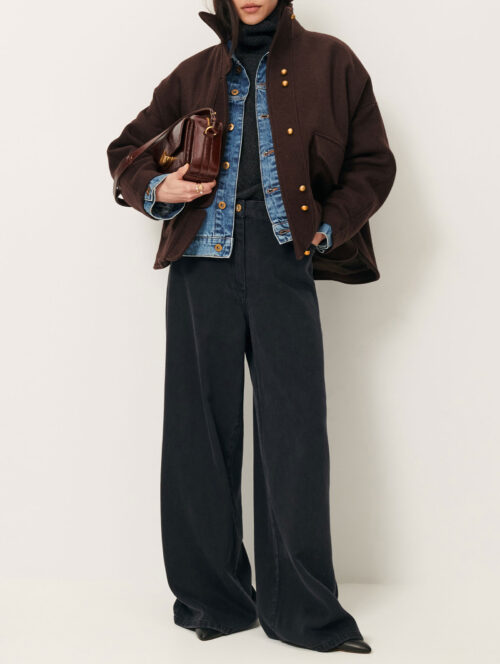 total look Manteau court marron en laine oversize , boutons dorés Poches plaquées à rabats, patte de boutonnage asymétrique. reference east side coffea marron