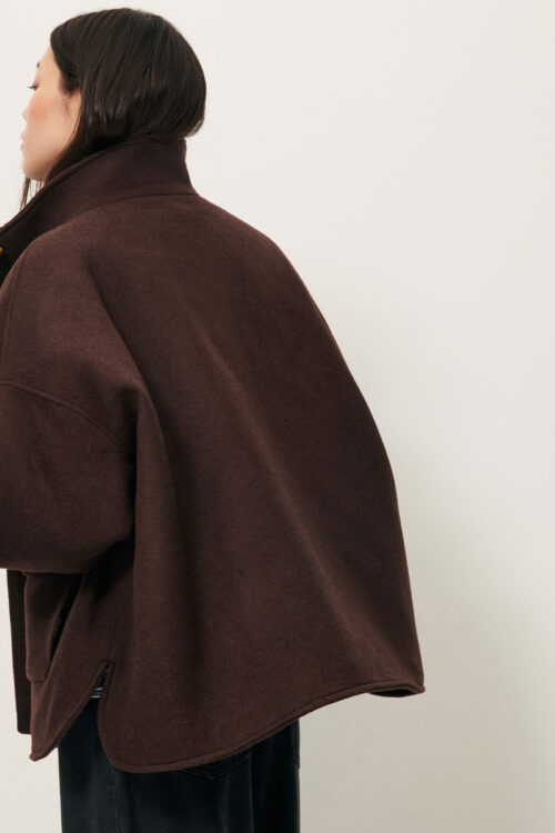 dos Manteau court oversize finition velours, . Poches plaquées à rabats, patte de boutonnage asymétrique. 70% Laine recyclée certifiée GRS, 30% Polyamide recyclé certifié GRS reference east side coffea marron