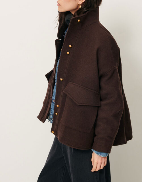 Manteau court finition velours, tissé en Italie. Poches plaquées à rabats, patte de boutonnage asymétrique. 70% Laine recyclée certifiée GRS, 30% Polyamide recyclé certifié GRS reference east side coffea marron