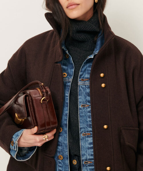 boutons dorés Manteau court et rond en double sergé Melton finition velours, tissé en Italie. Poches plaquées à rabats, patte de boutonnage asymétrique. 70% Laine recyclée certifiée GRS, 30% Polyamide recyclé certifié GRS reference east side coffea marron