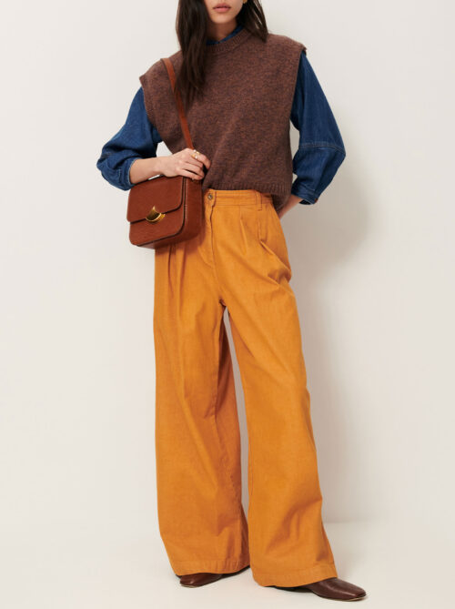 Tenue avec pull sans manches pour femme tricoté en laine mérinos. 100% laine mérinos certifiée RWS. Référence FABINIO Agate Brown Sessùn. marron chiné violet