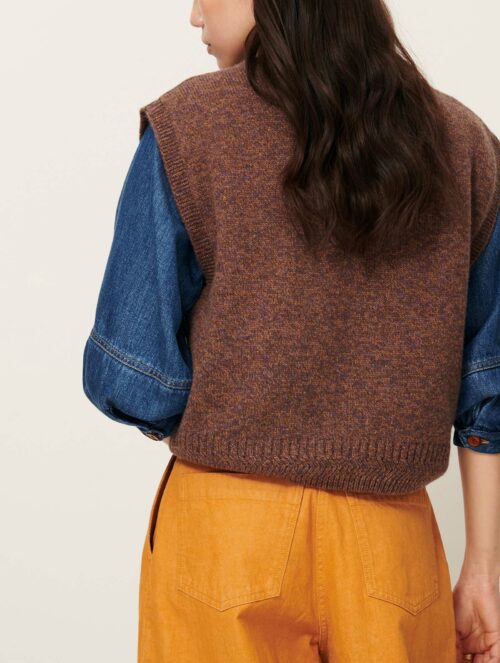 Dos du pull sans manches pour femme tricoté en laine mérinos. 100% laine mérinos certifiée RWS. Référence FABINIO Agate Brown Sessùn. marron chiné violet